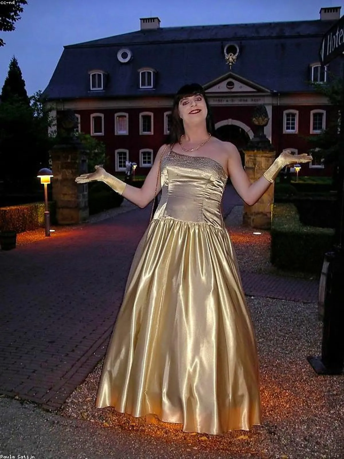 Classic Muslin Gown — Full Drape